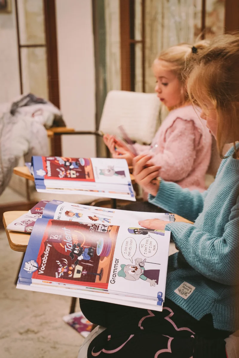 Niños aprendiendo inglés en grupos reducidos en la academia Number 16 Kids de Barcelona