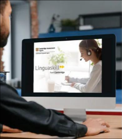 Alumna realizando los módulos del examen Linguaskill en Number 16
