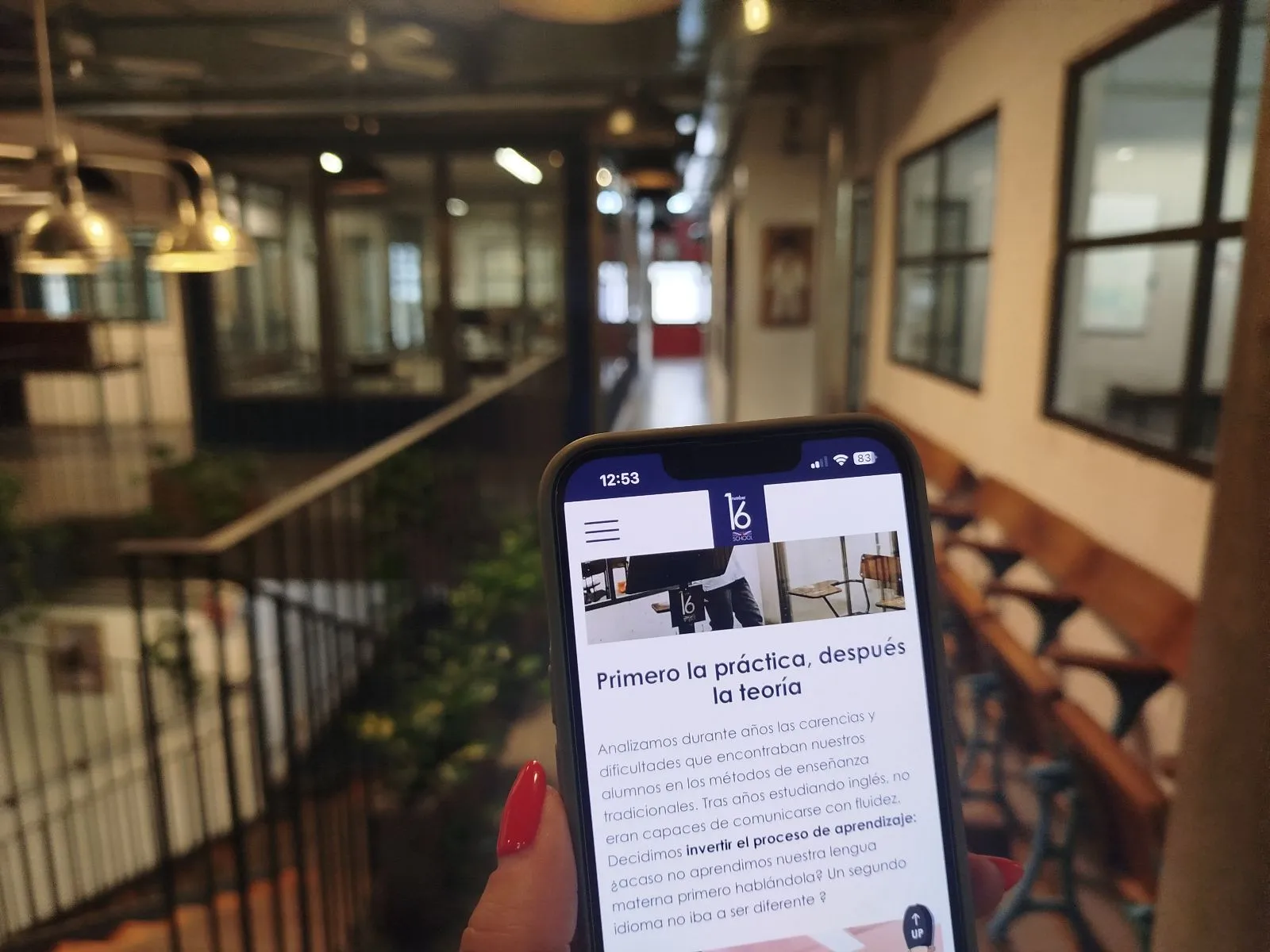Pantalla de móvil con app de aprendizaje de idiomas
