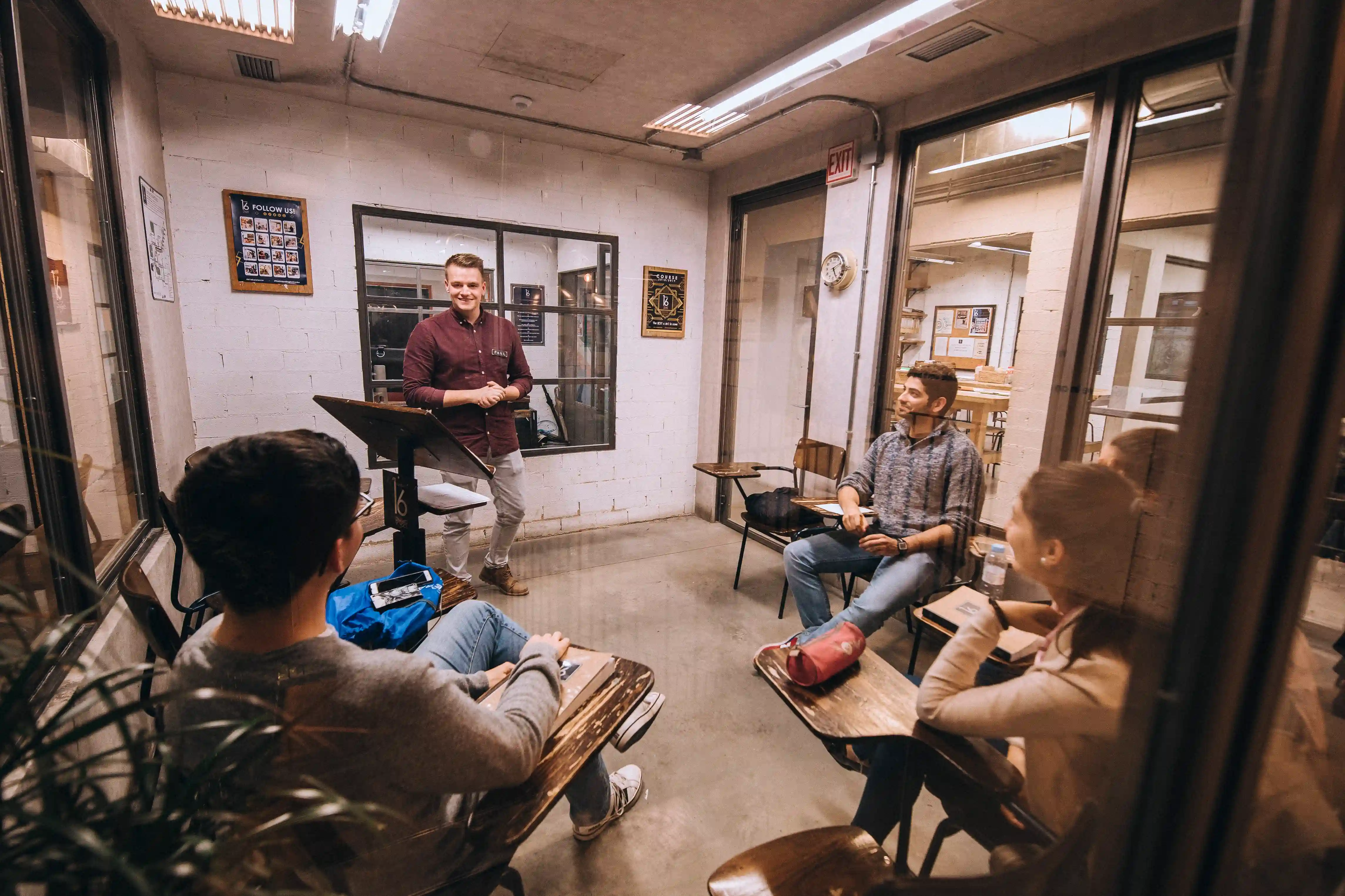 estudiante practicando modismos ingleses en clases online