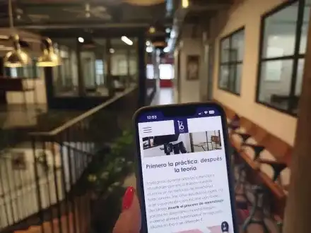 Pantalla de móvil con app de aprendizaje de idiomas
