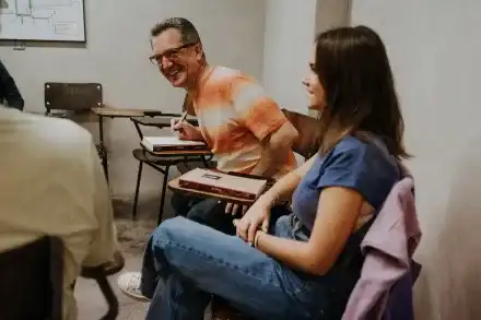 Persona mayor estudiando inglés con motivación
