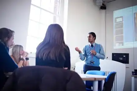 Joven profesional usando inglés en el trabajo