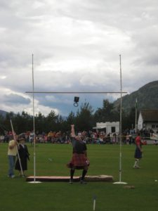 alt Descubre en qué consisten los Highland Games de Escocia